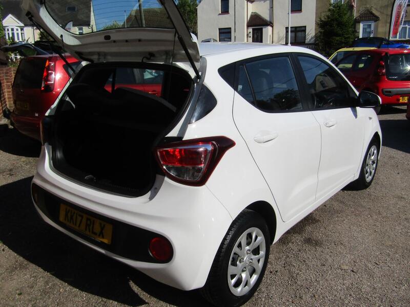 View HYUNDAI I10 1.0 SE  One Former Keeper,  Only 37,000 miles, Full Main Dealer Service History (5 Hyundai Stamps)